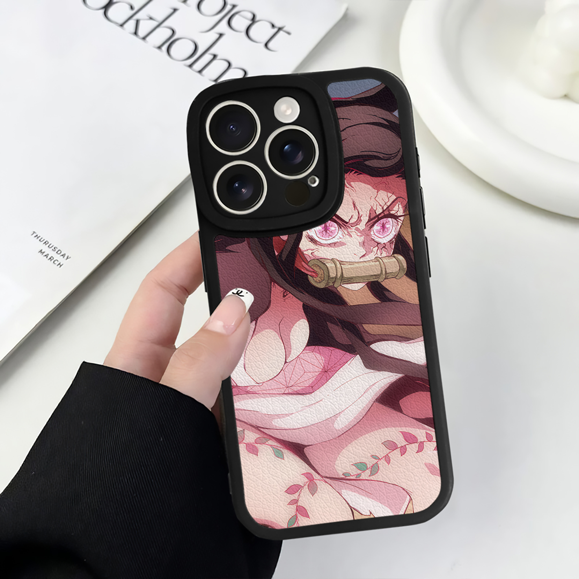 （画像用） 鬼滅の刃（きめつのやいば）竈門 禰󠄀豆子／かまど ねずこ Kamado Nezuko 【iPhone 16シリーズ対応】シリコンスマホケース（レザー調） 材質：シリコン